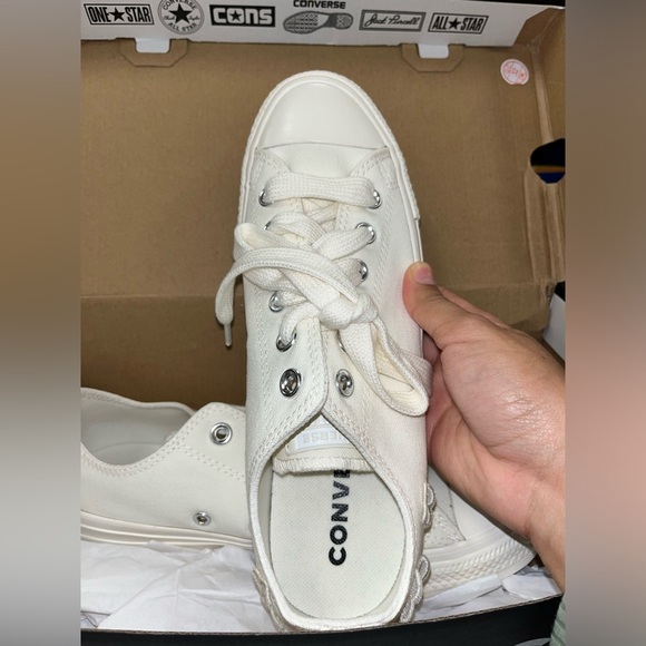 Adorable Flower low top Converse 🌸 🤍 Brand new with box!!🤍🤍 - Picture 6 of 8